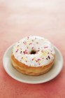 Donut mit Zuckerstreusel — Stockfoto