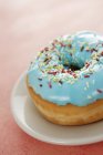 Голубой пончик с сахарной крошкой — стоковое фото
