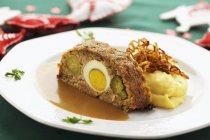 Stuffed meatloaf with potatoes — Stock Photo