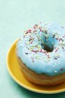 Пончик с голубым остеклением — стоковое фото