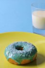 Donut com esmalte azul — Fotografia de Stock