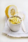 Ensalada de limón de cedro con vinagre y aceite - foto de stock