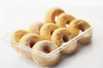 Donuts in Plastikbox — Stockfoto