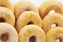Пончики с сахаром на белом — стоковое фото