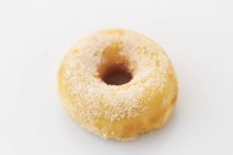 Сахарный пончик на столе — стоковое фото