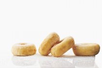 Цукрові пончики на білому — стокове фото