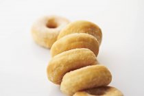 Gezuckerte Donuts auf Weiß — Stockfoto