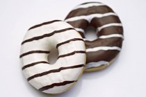 Schwarze und weiße Donuts — Stockfoto