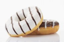 Schwarze und weiße Donuts — Stockfoto