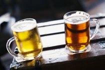 Two types of beer in tankards — Stock Photo