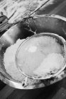 Vue rapprochée du bol à mélanger et du tamis avec de la farine — Photo de stock