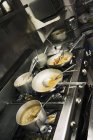 Повышенный наклон зрения на приготовление пищи на плите на кухне — стоковое фото
