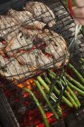 Lamb chops and asparagus — Stock Photo