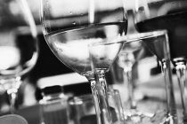 Окуляри білого вина на столі — стокове фото