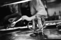 Срібний чайник на стійці — стокове фото
