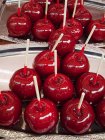 Vista de primer plano de manzanas rojas toffee con palos - foto de stock