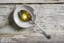 Cucchiaio pieno di miele — Foto stock