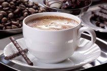 Чашка кави з шоколадним печивом — стокове фото