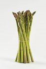 Un mucchio di asparagi verdi — Foto stock