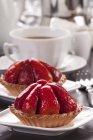 Tartelettes aux fraises avec tasse de café — Photo de stock