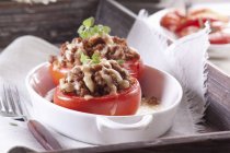 Pomodori ripieni in piatto bianco — Foto stock