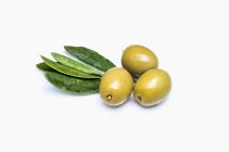 Aceitunas verdes con hojas - foto de stock