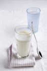 Молоко в склянці на тканині — стокове фото