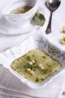 Sopa de brócolis transparente na tigela vintage — Fotografia de Stock