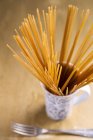 Raw wholemeal spaghetti — Stock Photo