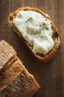 Pane spalmato con avocado — Foto stock