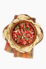 Vista de primer plano de salsa y tortillas fritas y ensalada de tomate en tazón - foto de stock