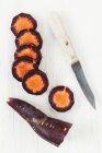 Rodajas frescas de zanahoria púrpura - foto de stock