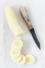 Teilweise in Scheiben geschnittene gelbe Karotte — Stockfoto