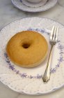 Donut e um garfo em uma chapa — Fotografia de Stock