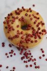 Donut mit rosa Pfefferkörnern dekoriert — Stockfoto