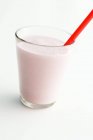 Erdbeer-Milchshake mit Strohhalm — Stockfoto