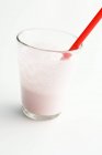 Полуничний молочний коктейль у склянці — стокове фото