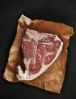 Porterhouse-Steak auf Papier — Stockfoto