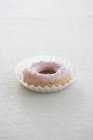 Donut com açúcar de confeiteiro rosa — Fotografia de Stock