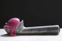 Himbeersorbet in einer Eiskugel — Stockfoto