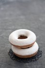 Пончики з глазурованим цукром — стокове фото