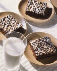 Walnuss-Brownies und ein Glas Milch — Stockfoto