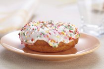 Пончик з білою глазур'ю — стокове фото
