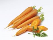 Zanahorias frescas con rodajas - foto de stock