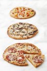 Trois pizzas assorties — Photo de stock