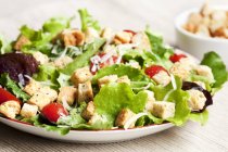 Vista close-up de salada Caesar com pão no prato — Fotografia de Stock