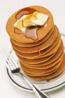 Stapel Pfannkuchen mit Butter und Ahornsirup — Stockfoto