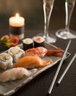 Sushi Maki e nigiri sul piatto — Foto stock
