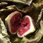 Fresh halved fig — Stock Photo