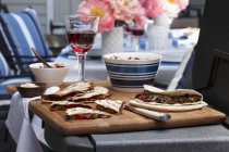 Stillleben mit gegrillten Quesadillas mit Wein im Restaurant — Stockfoto